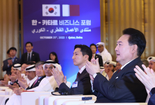 윤석열 대통령이 지난 25일(현지시간) 카타르 도하의 한 호텔에서 열린 한·카타르 비즈니스 포럼에 참석하고 있다. 윤 대통령 왼쪽은 정기선 HD현대 사장. 연합뉴스